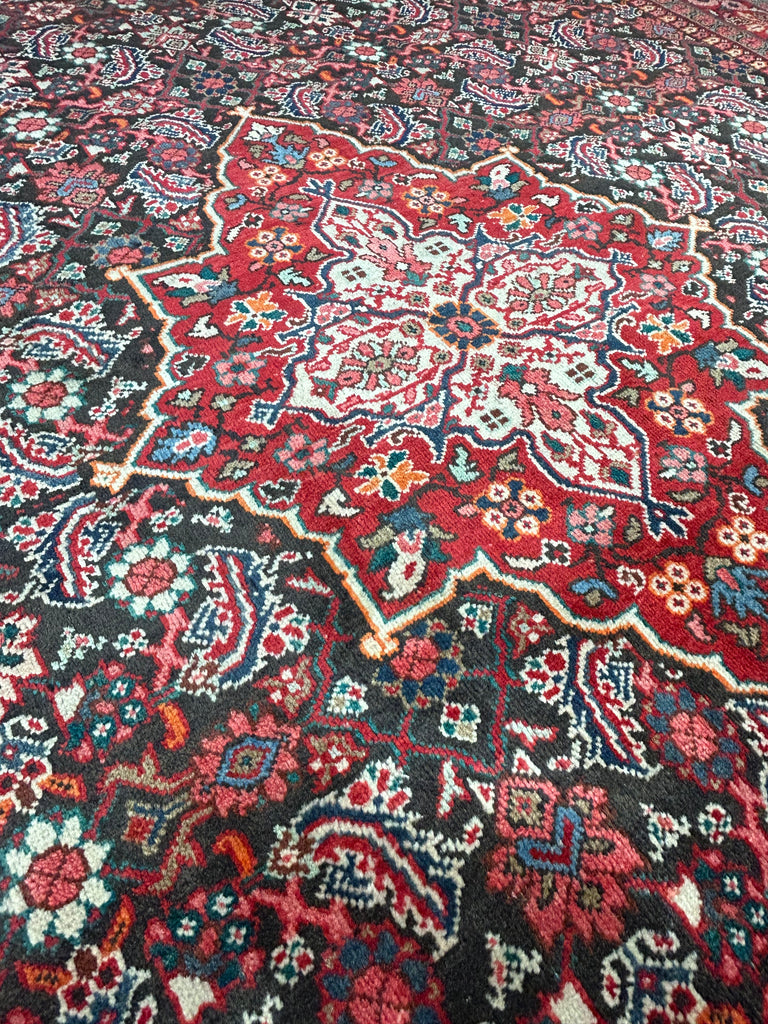 Rira / Vintage 9'5" x 12'3" Hand-knotted Wool Rug